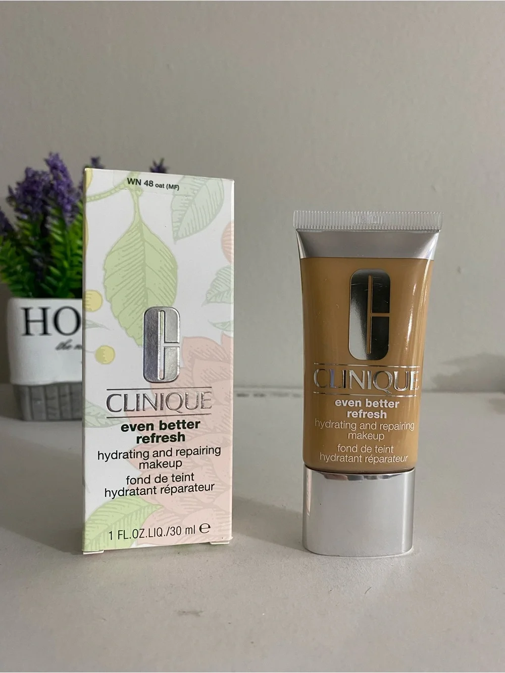 WN48~ Clinique Even Better Refresh Hydrating And Repairing Makeup, 1 OZ / 30 ML